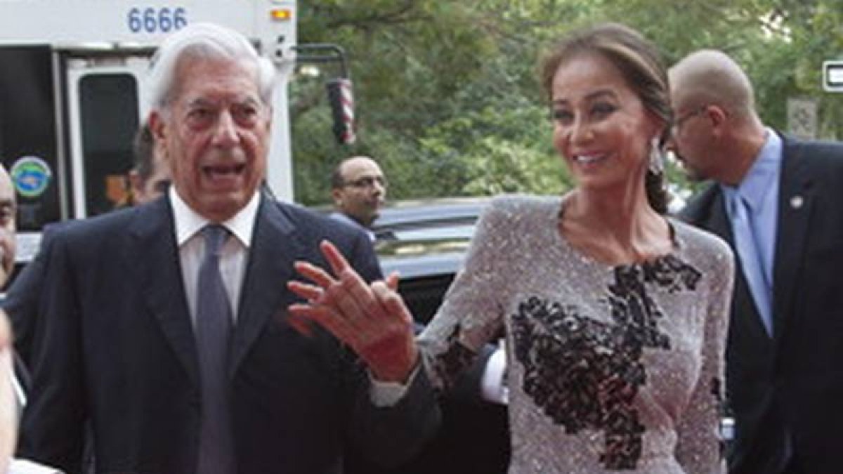 Mario Vargas Llosa e Isabel Preysler, a su llegada a la fiesta de inauguración de la nueva tienda de Porcelanosa en Nueva York.