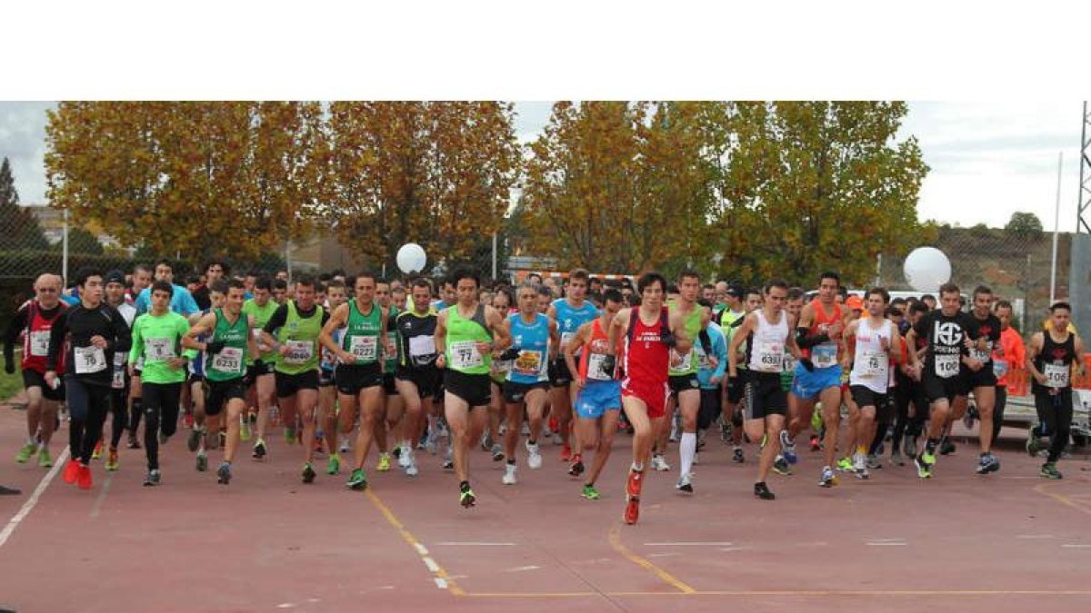 Los ‘10 Kilómetros del Peñacorada’ reunieron a 350 atletas que se disputaron la gloria a lo largo de un circuito exigente.