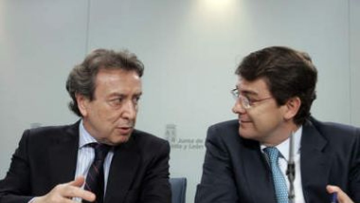 De Santiago-Juárez y Alfonso Fernández Mañueco, ayer tras el consejo.
