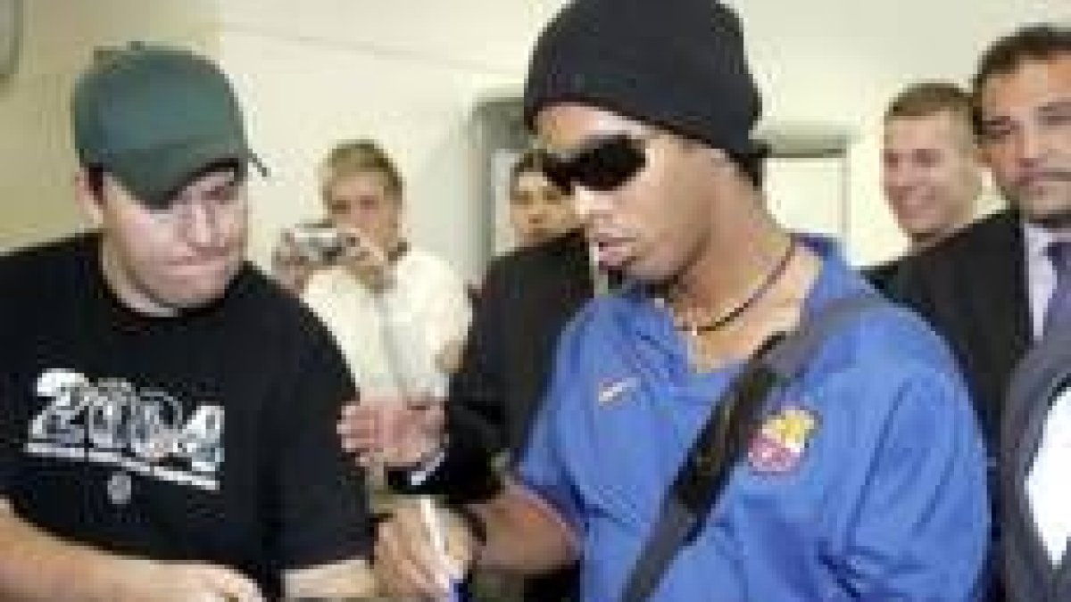 Ronaldinho fue el gran protagonista a la llegada del equipo a Bremen