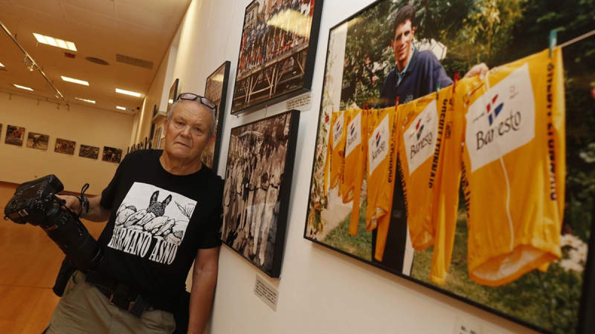 Mondelo, en la exposición fotográfica sobre Miguel Induráin en la Casa de Cultura de Villablino. FERNANDO OTERO PERANDONES