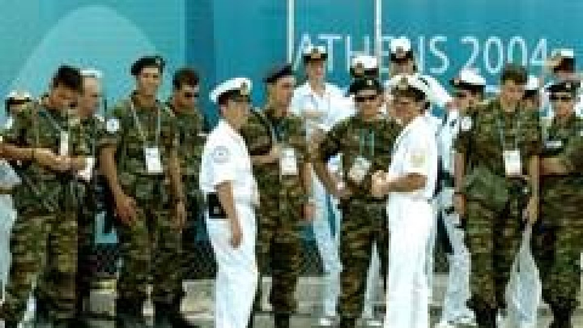 Un grupo de soldados se disponen a comenzar su trabajo en los Juegos Olímpicos de Atenas