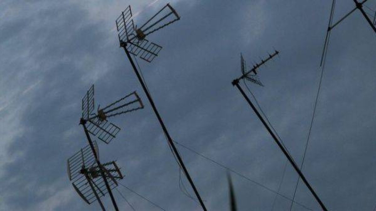 Un conjunto de antenas en el tejado de un edificio.