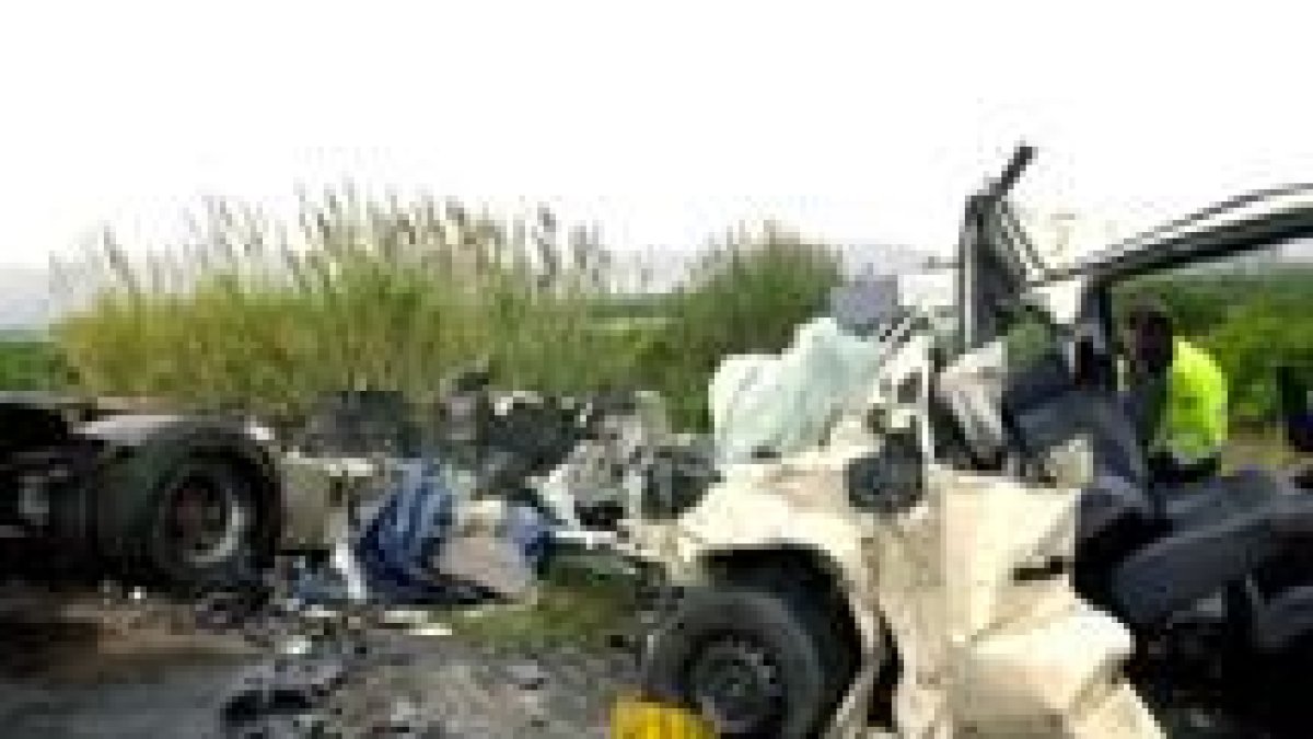 Estado en el que quedó el coche siniestrado en Sagunto en el que murieron tres personas
