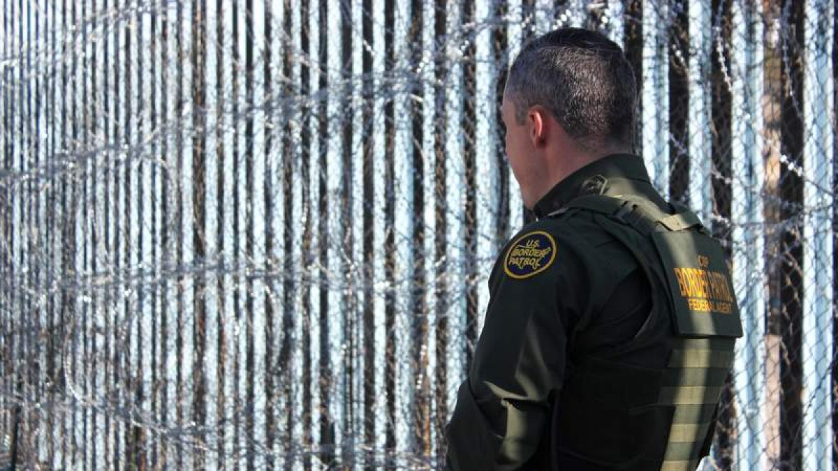 Un agente de la Patrulla Fronteriza vigila junto a la valla que separa San Diego y Tijuana. RAFAEL SALIDO