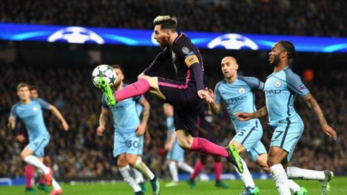 Messi controla el balón antes de marcar.