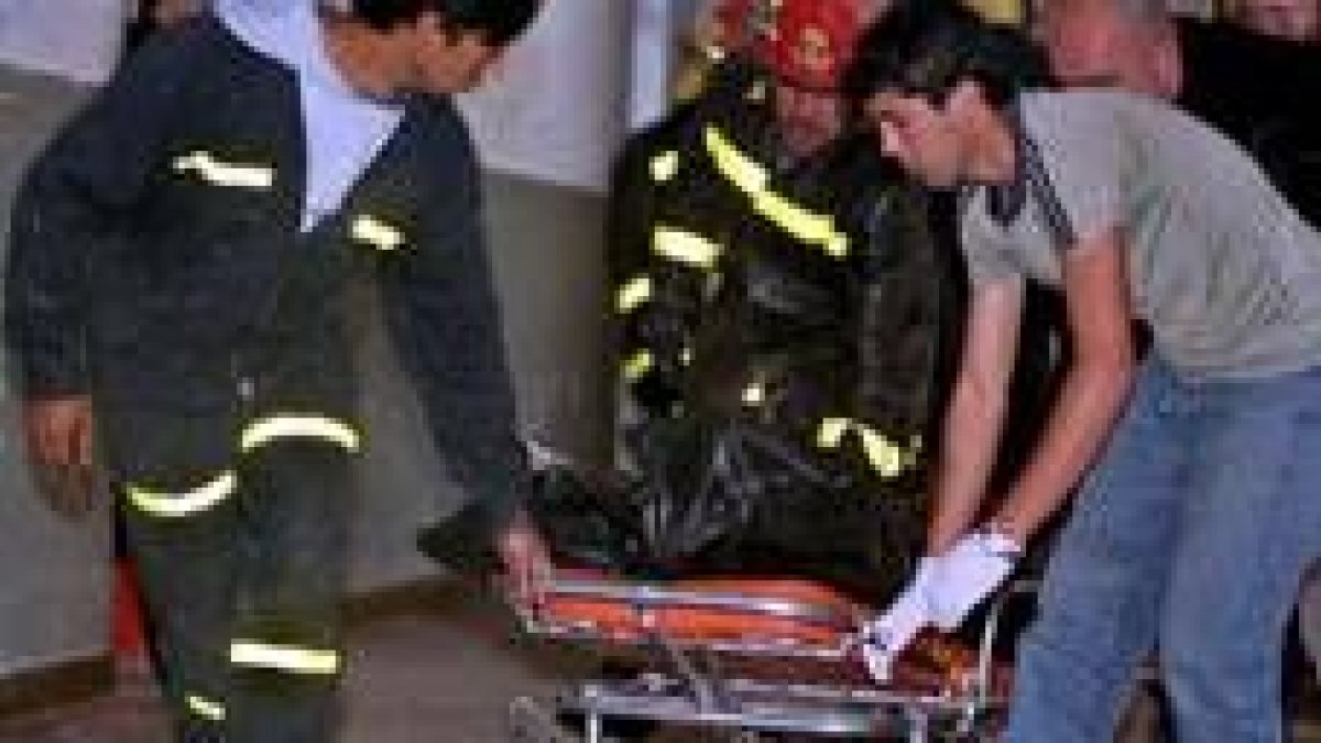 Los bomberos sacan el cuerpo de un alumno de la escuela de Patagones