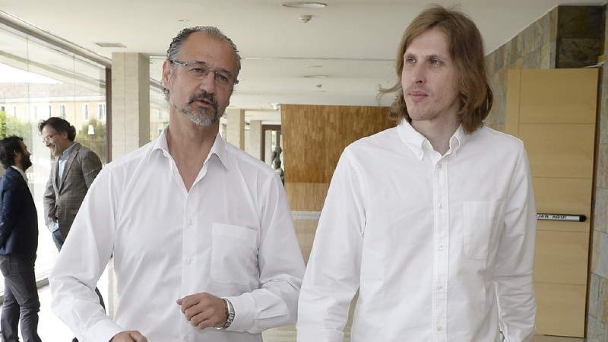 Luis Fuentes y Pablo Fernández, ayer, en las Cortes.