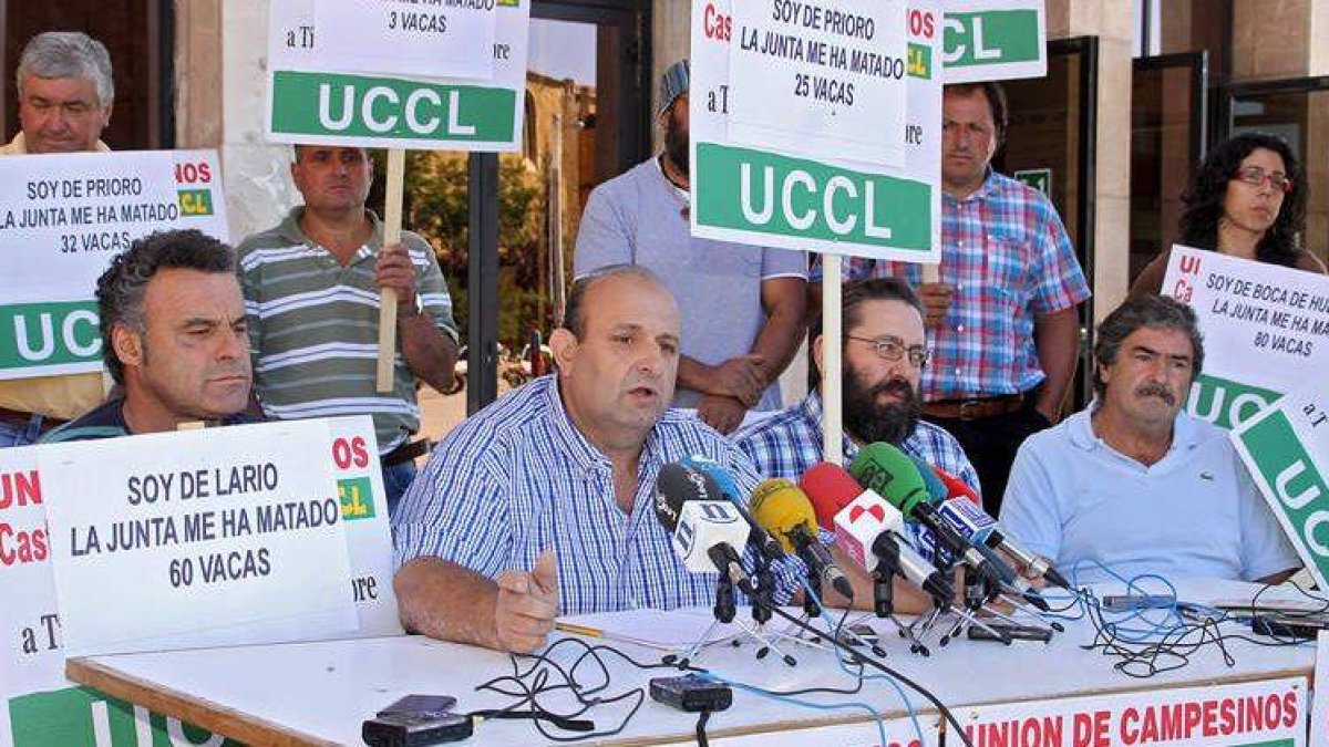 Los responsables de UCCL dieron ayer la rueda de prensa a las puertas de la Junta.