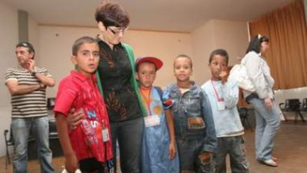 Algunos de los niños saharauis con Ana Fernández, a su llegada a la comarca del Bierzo.