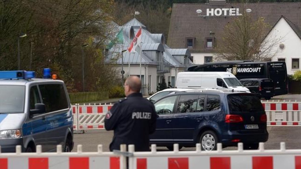 La policía vigila el hotel de concentración de la selección alemana en Barsinghausen.