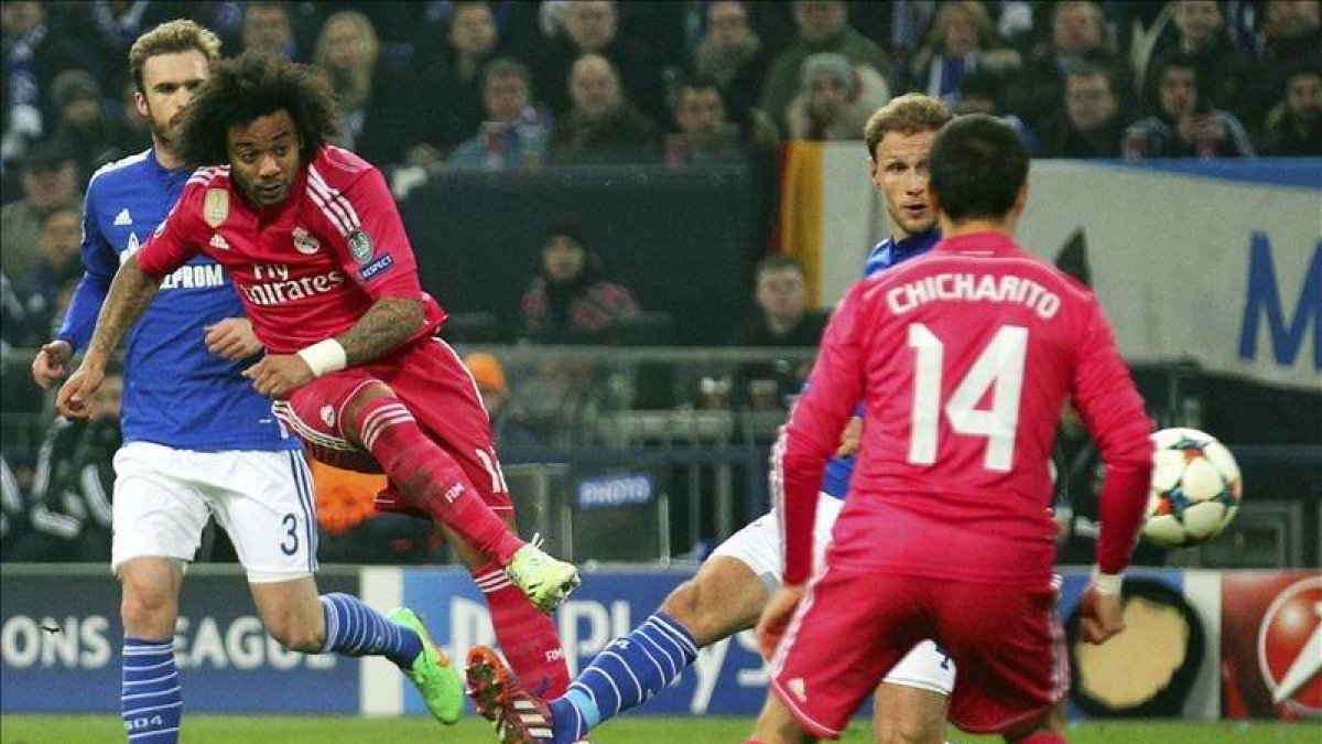 El defensa brasileño del Real Madrid, Marcelo Vieira (2i) marca el 0-2 durante el partido ante el Shalke 04 de ida de octavos de final de la Liga de Campeones contra el Schalke 04 .