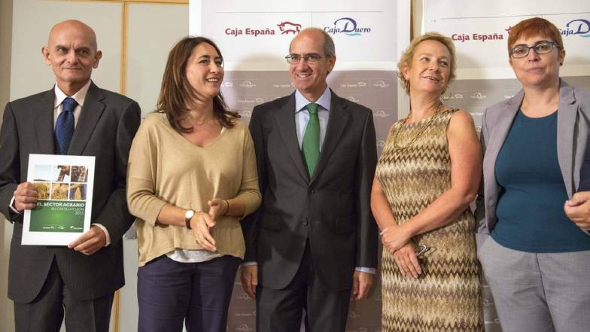Los responsables del informe de Caja España-Duero, en su presentación ayer en Salamanca