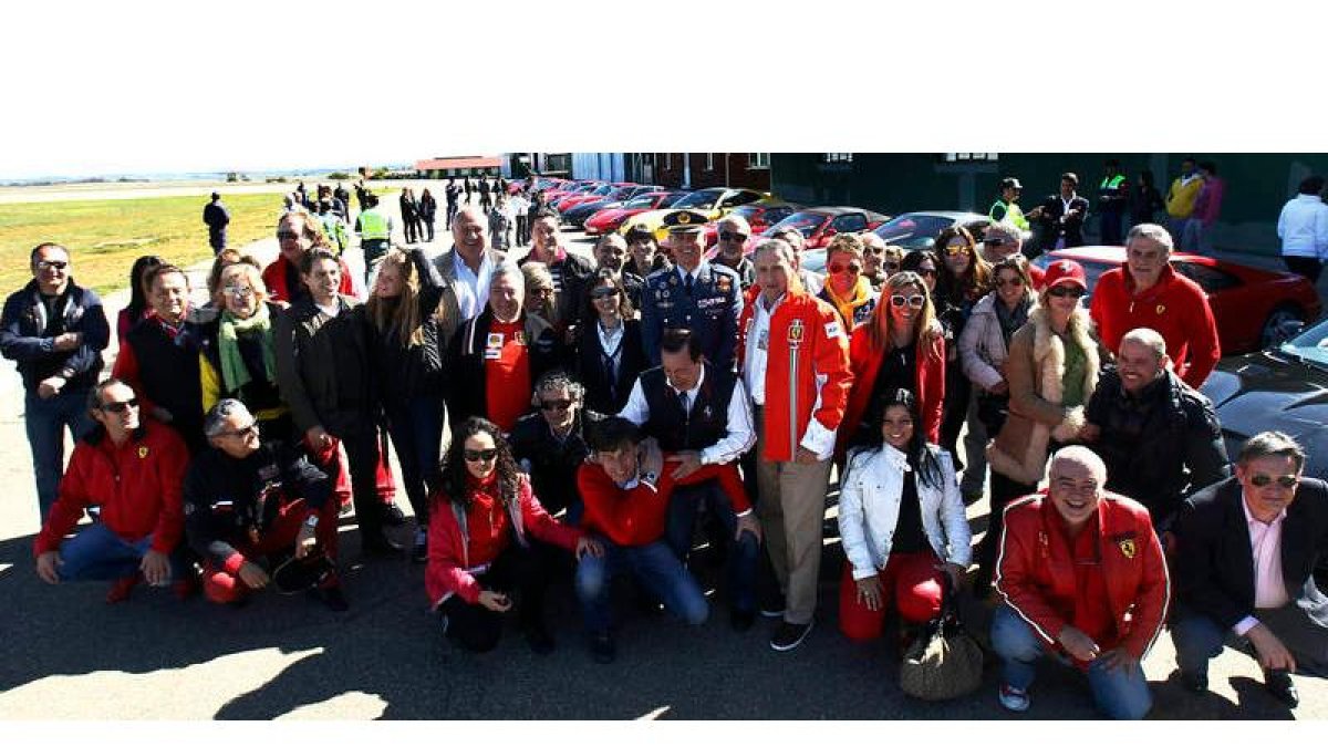 Participantes en la ‘Concentración Ferrari Alauto’ que visitaron la Base Aérea de La Virgen del Camino.