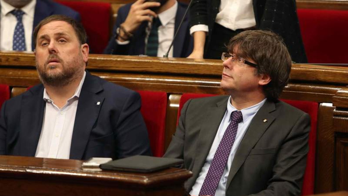 Junqueras y Puigdemont, durante la sesión de ayer en el Parlament. TONI ALBIR