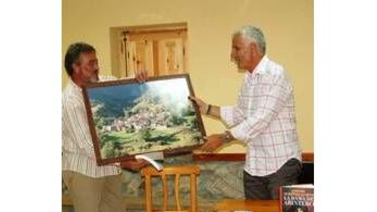 El escritor Martínez Llamas recibe un cuadro del pueblo de Corniero