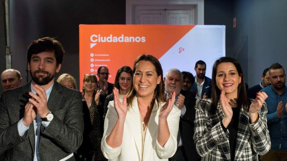 El eurodiputado Adrián Vázquez, la candidata Beatriz Pino y la portavoz, Inés Arrimadas.