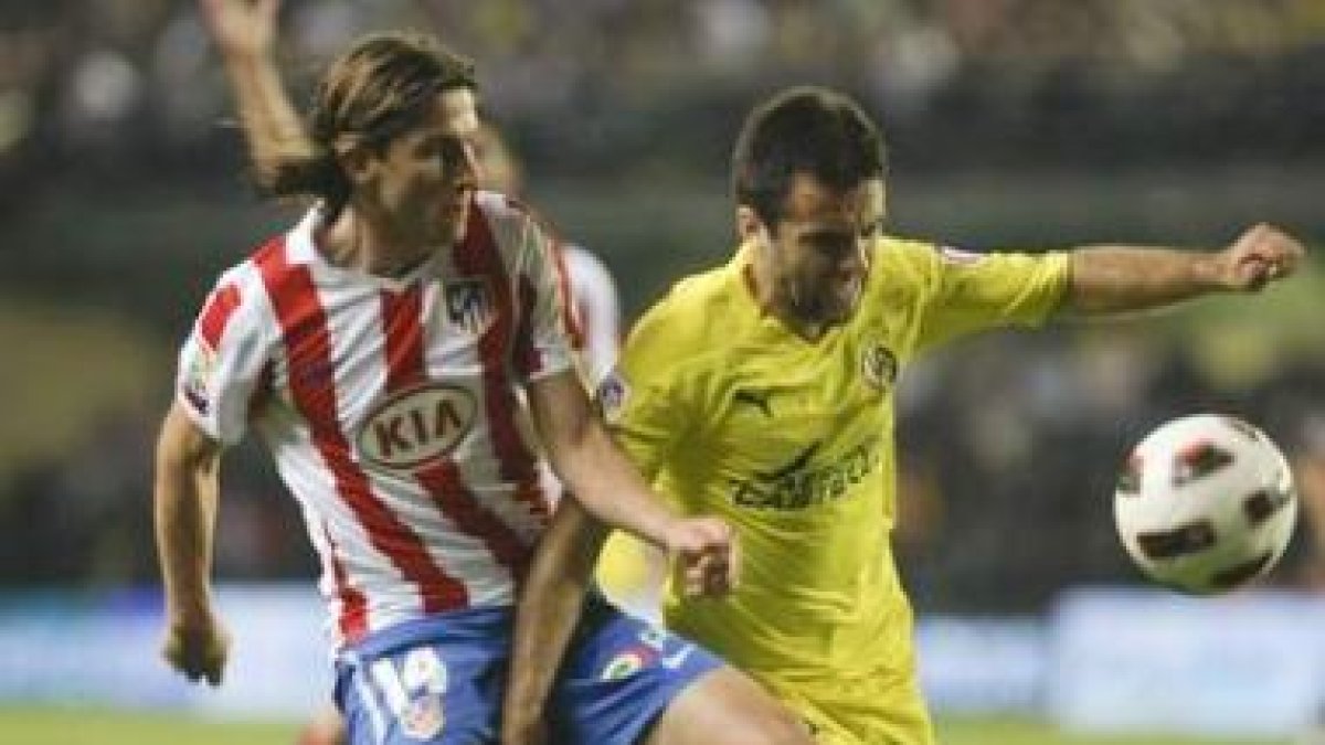 Filipe Luis, izquierda, intenta cortar el avance del delantero italiano del Villarreal Rossi.