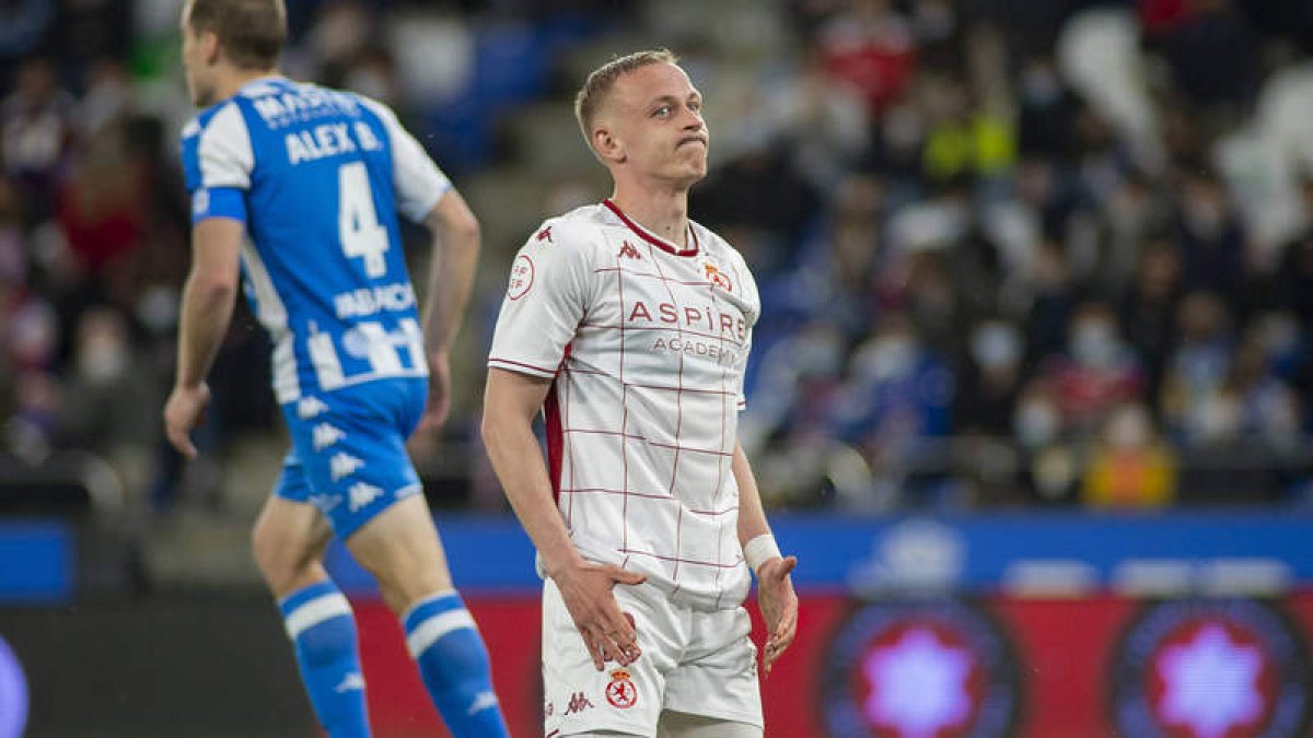 Nico Obolskii enmudeció Riazor al conseguir el gol que nivelaba momentáneamente el partido aunque al final no sirvió para que la Cultural puntuara. DANI OTERO