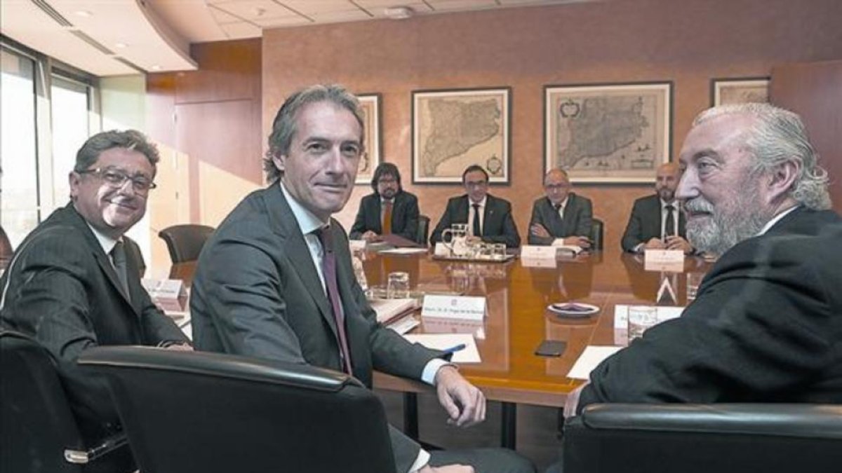 Reunión entre el ministro de Fomento, Íñigo de la Serna (en primer plano), y el 'conseller' Josep Rull a principios de mes.