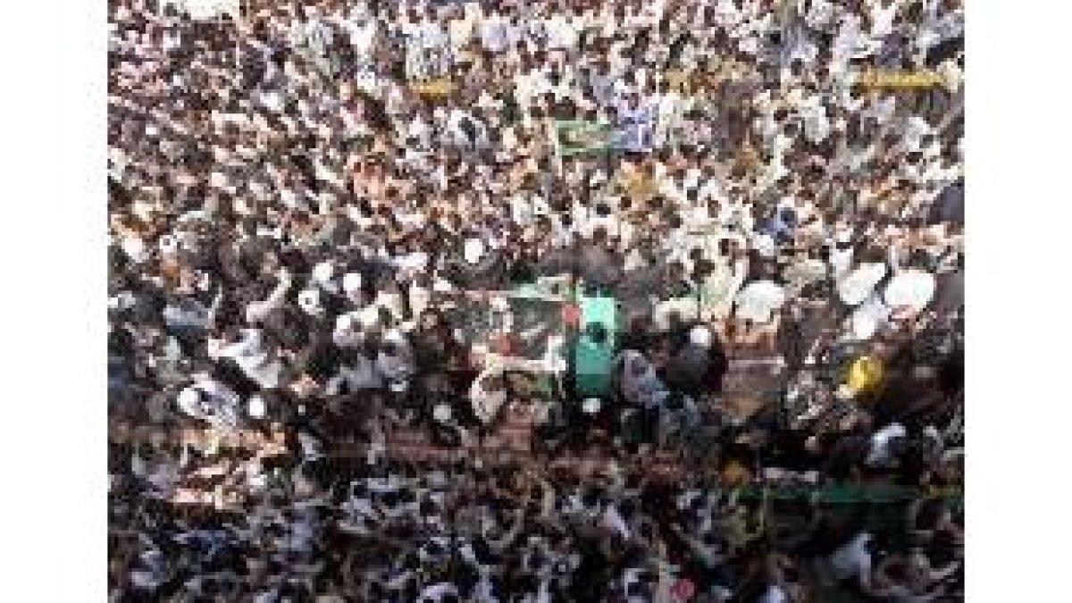 Cientos de chiítas claman durante el entierro de su líder, el Ayatollah Mohammad Naqer al-Hakim