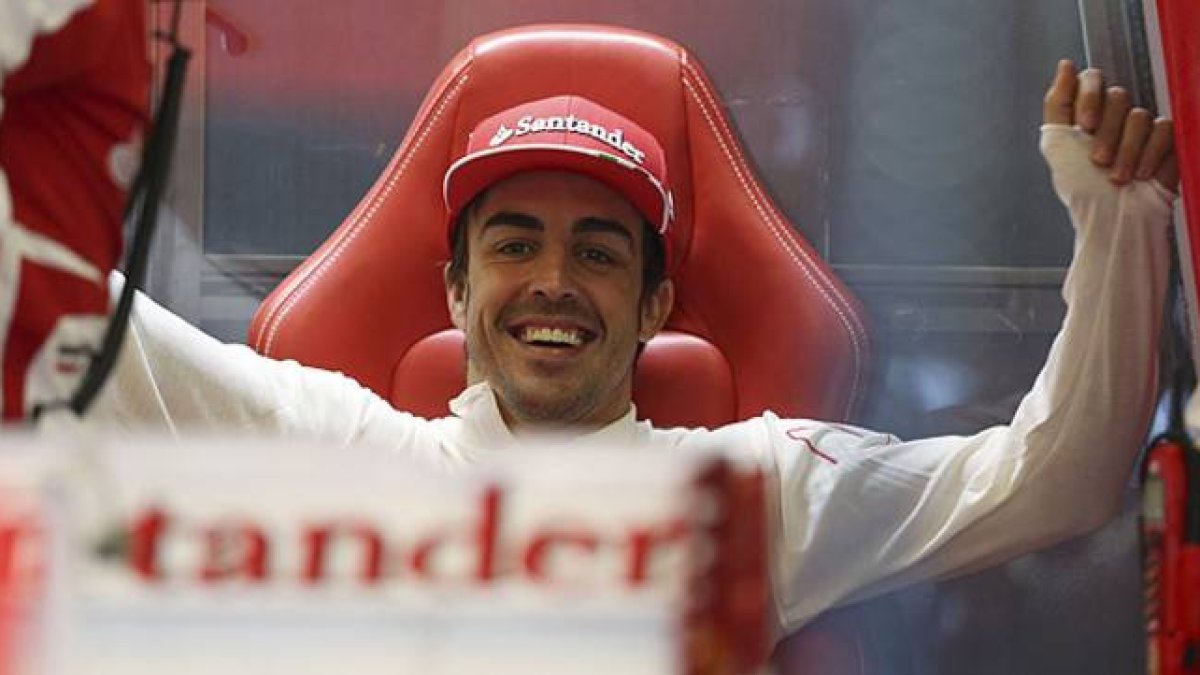 Fernando Alonso, en el box de Ferrari en Hungaroring.