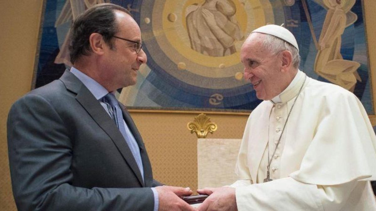 El Papa Francisco y el presidente francés, François Hollande, en el Vaticano.