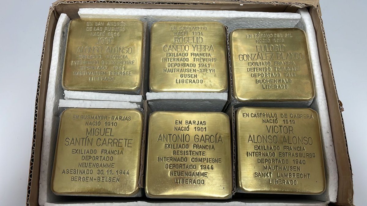 Los adoquines dorados con los nombres de los seis republicanos que serán homenajeados. ARMH