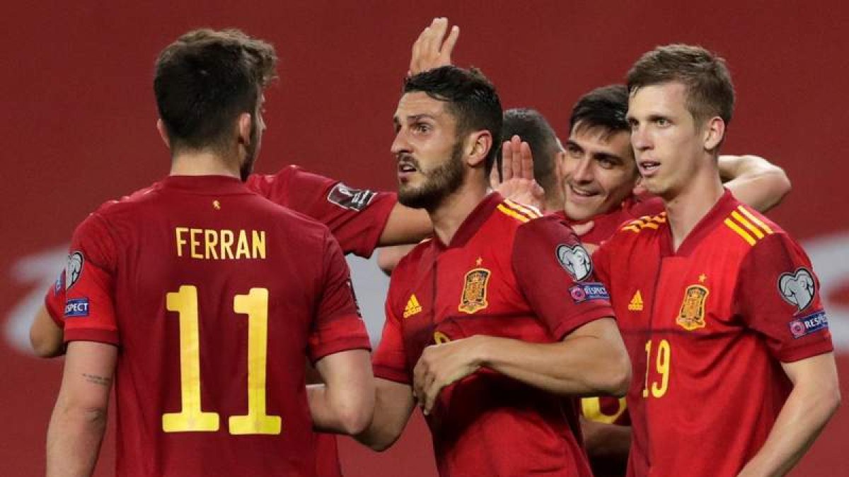 Los jugadores de la selección española celebran el tercer gol conseguido por Gerard Moreno ante Kosovo. JULIO MUÑOZ