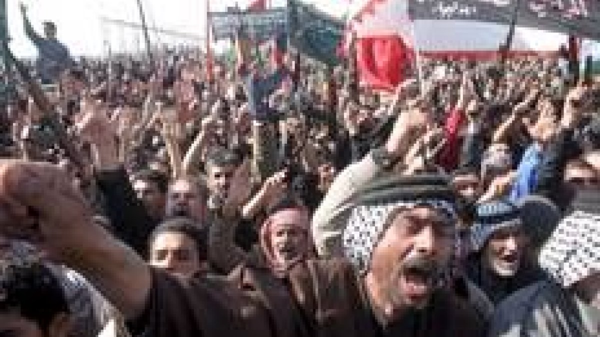 Una multitud de iraquíes clama venganza en Ciudad Al Sadr por la voladura del templo de Al Askari