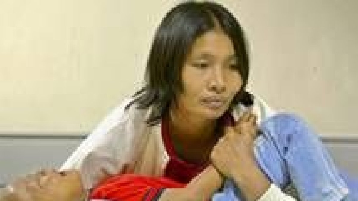 Un niño enfermo de cáncer es atendido por una enfermera