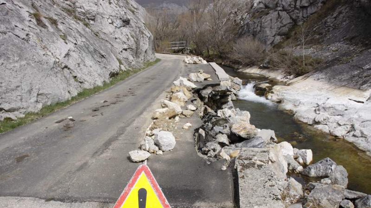 Los daños del temporal en la carretera de Lois.