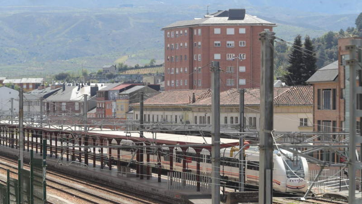 Instalaciones ferroviarias en la estación de Ponferrada. L. DE LA MATA