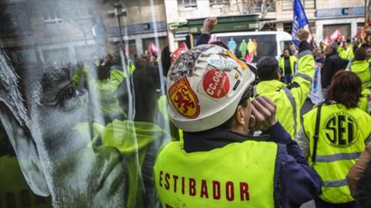 Protesta de estibadores ante la sede de la Delegación del Gobierno en València, en febrero pasado.