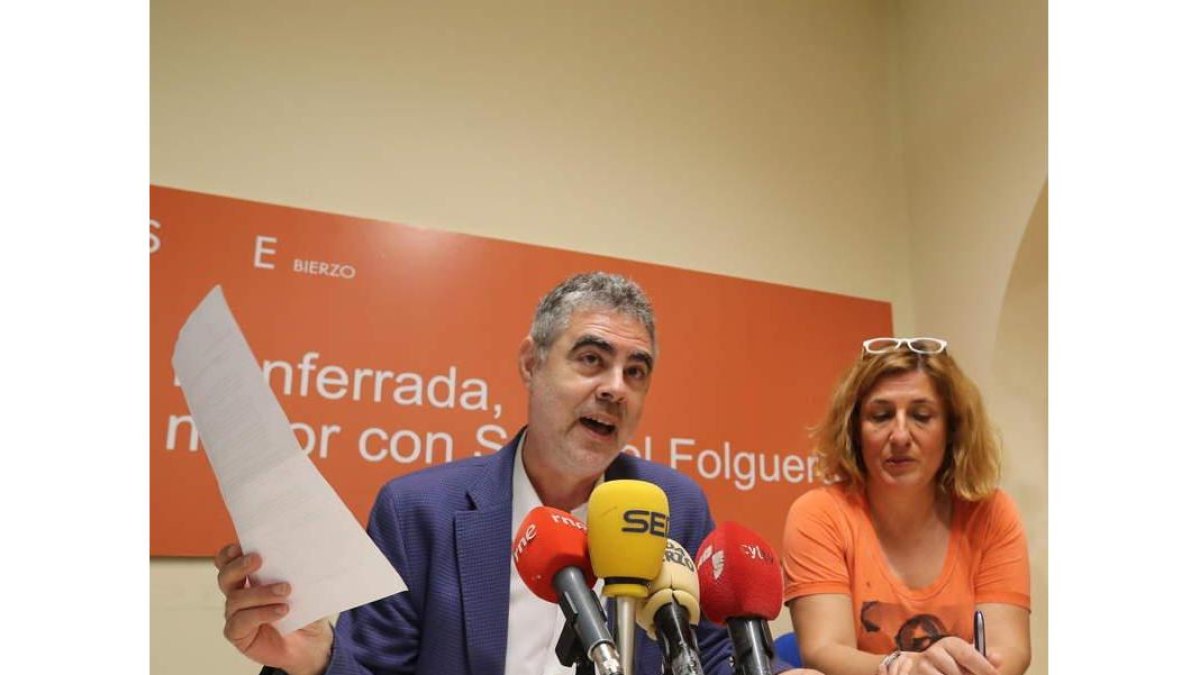 Fernando Álvarez y Cristina López, de USE, que ayer explicaron las razones del no de su grupo al presupuesto. ANA F. BARREDO.