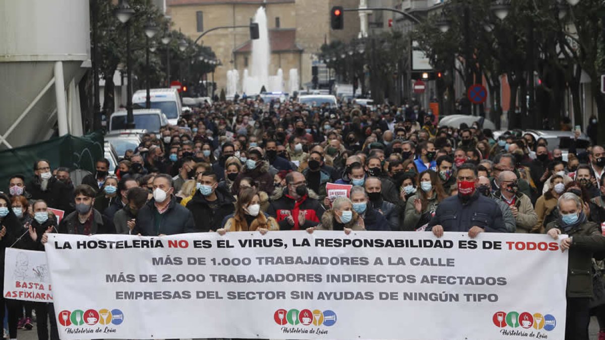 Representantes del sector de la hostelería durante la maniestación que tuvo lugar el pasado día doce para reclamar ayudas que compensen los daños sufridos por el cierre. RAMIRO