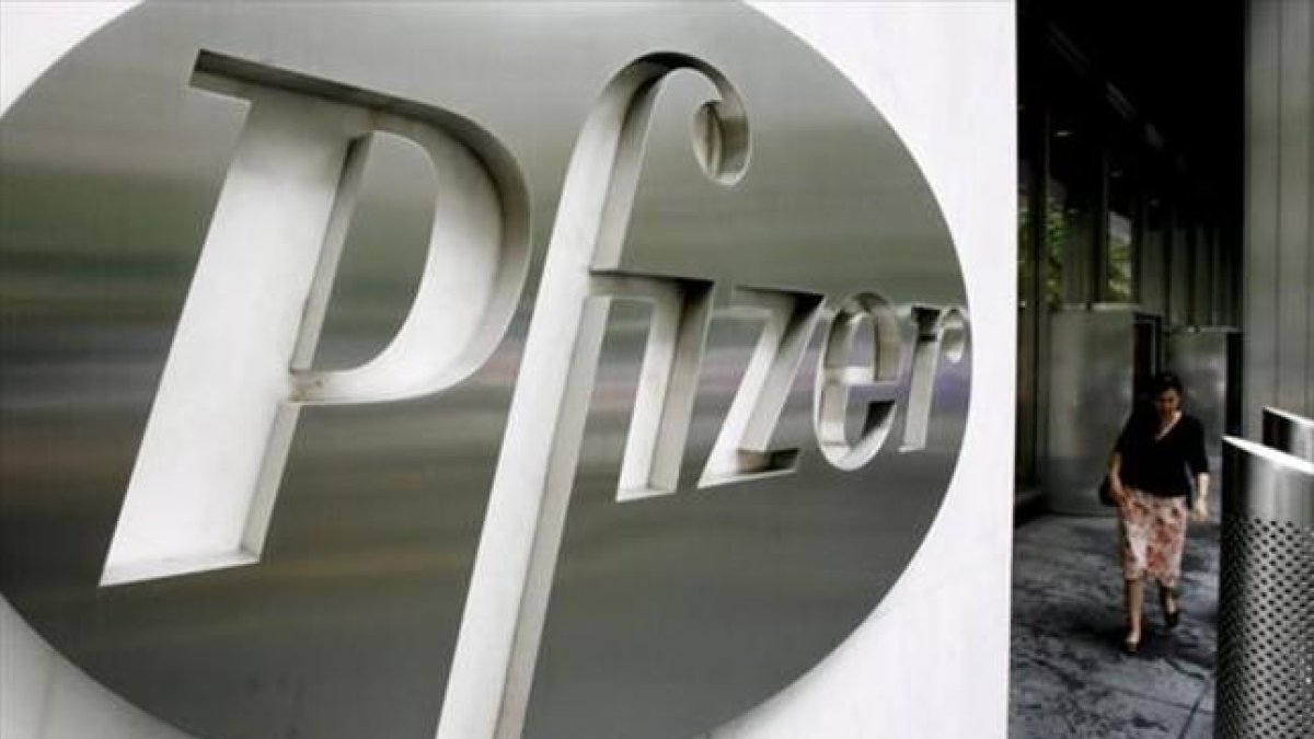 El logo de Pfizer en su sede central, en Nueva York.