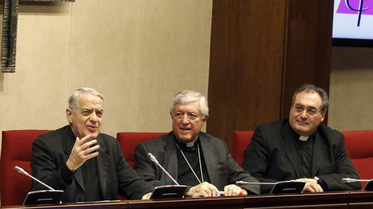 El portavoz de la Santa Sede, Federico Lombardi (primero por la izquierda).