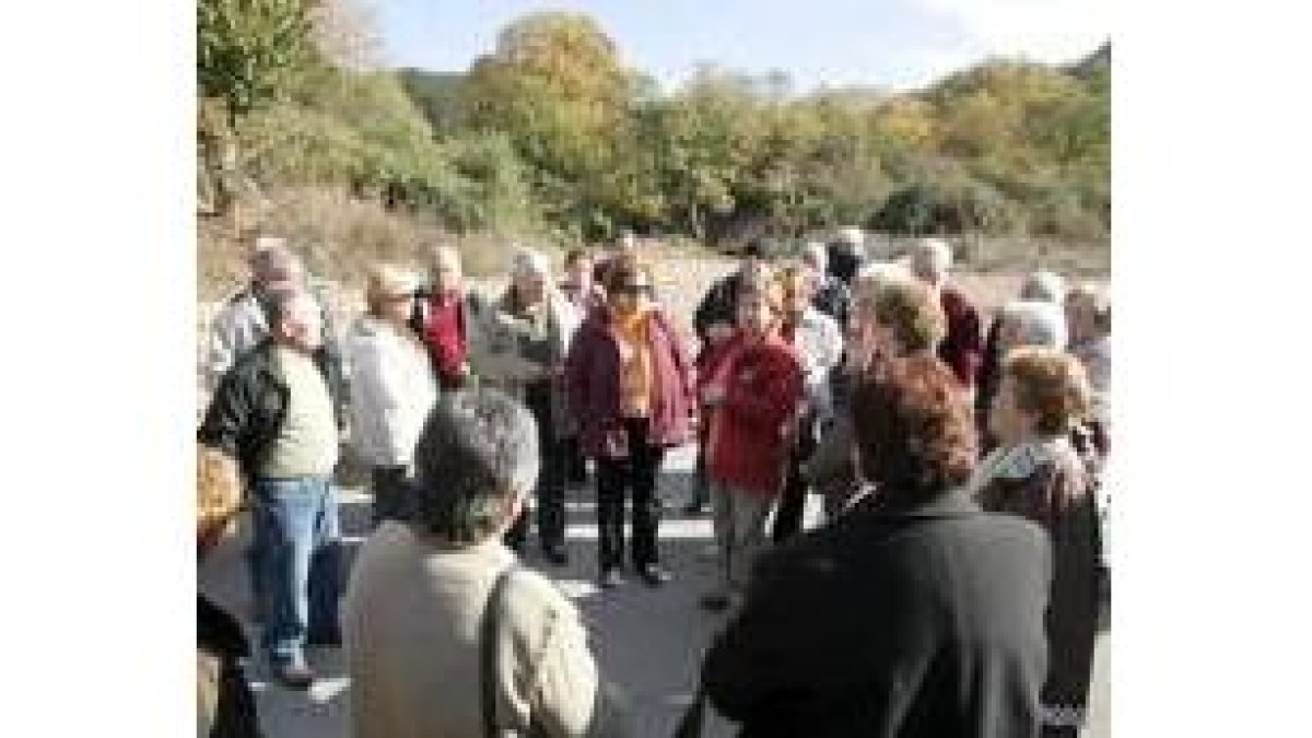 Un grupo de visitantes escucha atentamente las indicaciones del guía