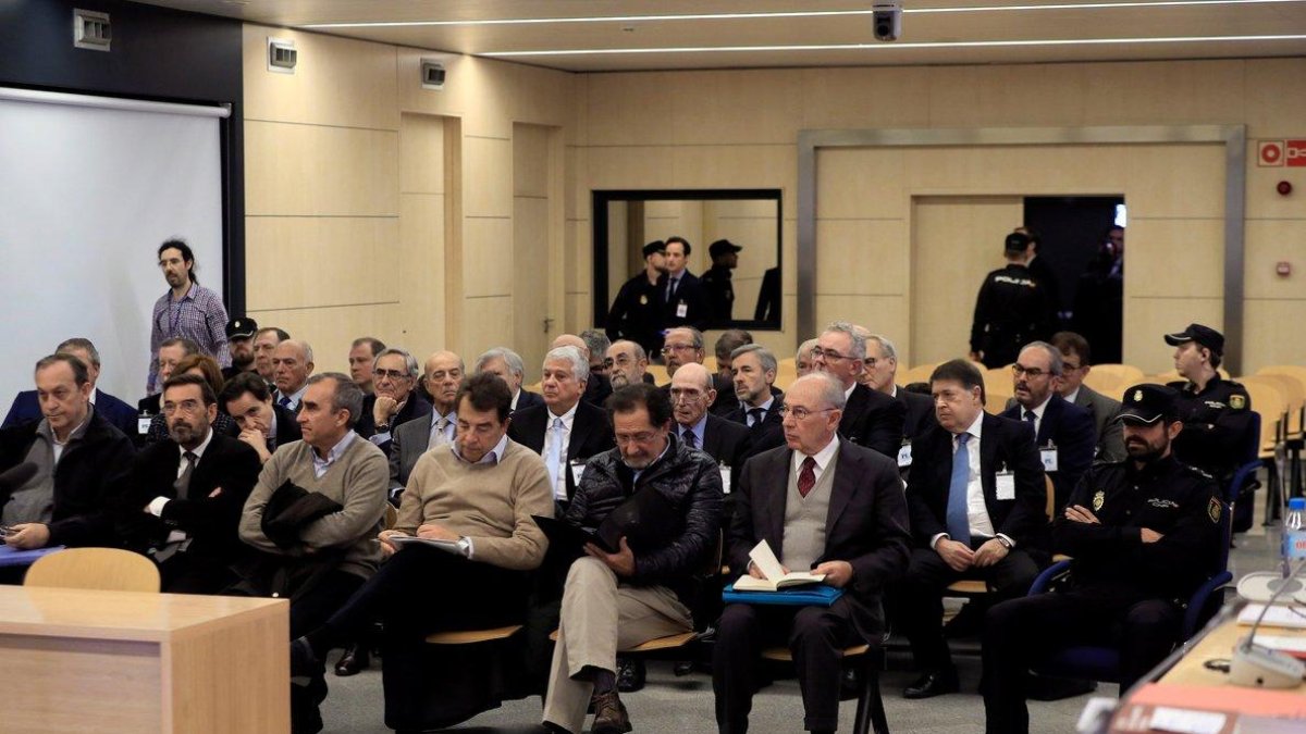 El expresidente de Bankia Rodrigo Rato (d, primera fila) junto al resto de acusados, durante la primera sesión del juicio por la salida a bolsa de la entidad en el 2011 que se celebra en la Audiencia Nacional.