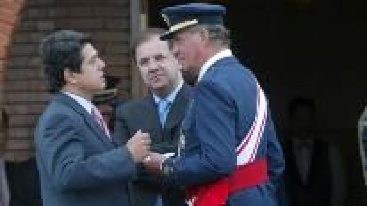 Federico Trillo, Juan Vicente Herrera y Don Juan Carlos, durante la entrega de despachos en junio
