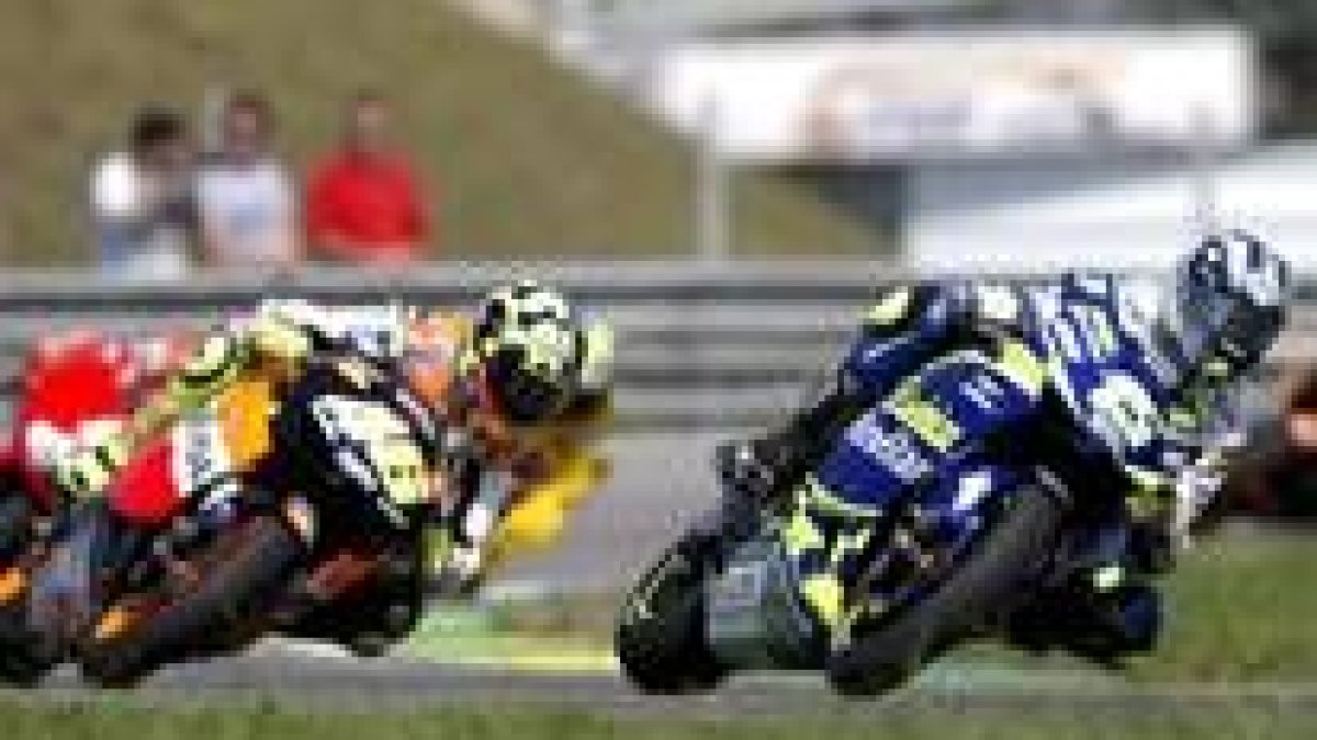 El español Sete Gibernau perseguido por Rossi quien acabaría primero en el Gran Premio de Brasil