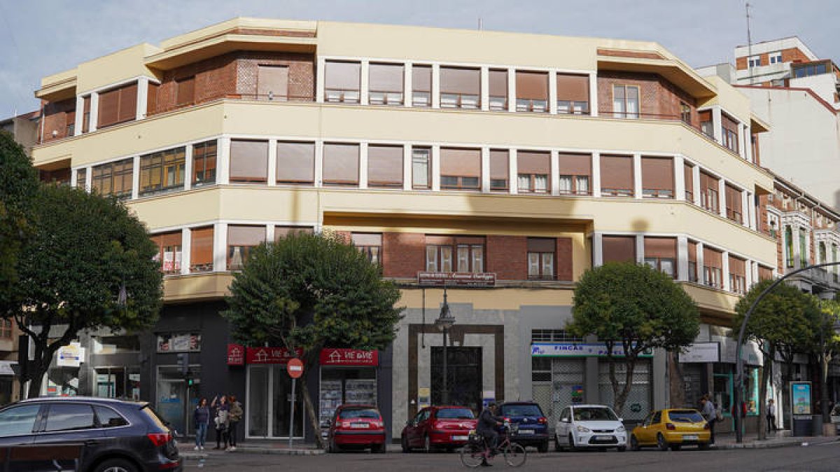 El edificio de viviendas de la Gran Vía de San Marcos número 28 recibirá la placa Docomomo. MIGUEL F. B.