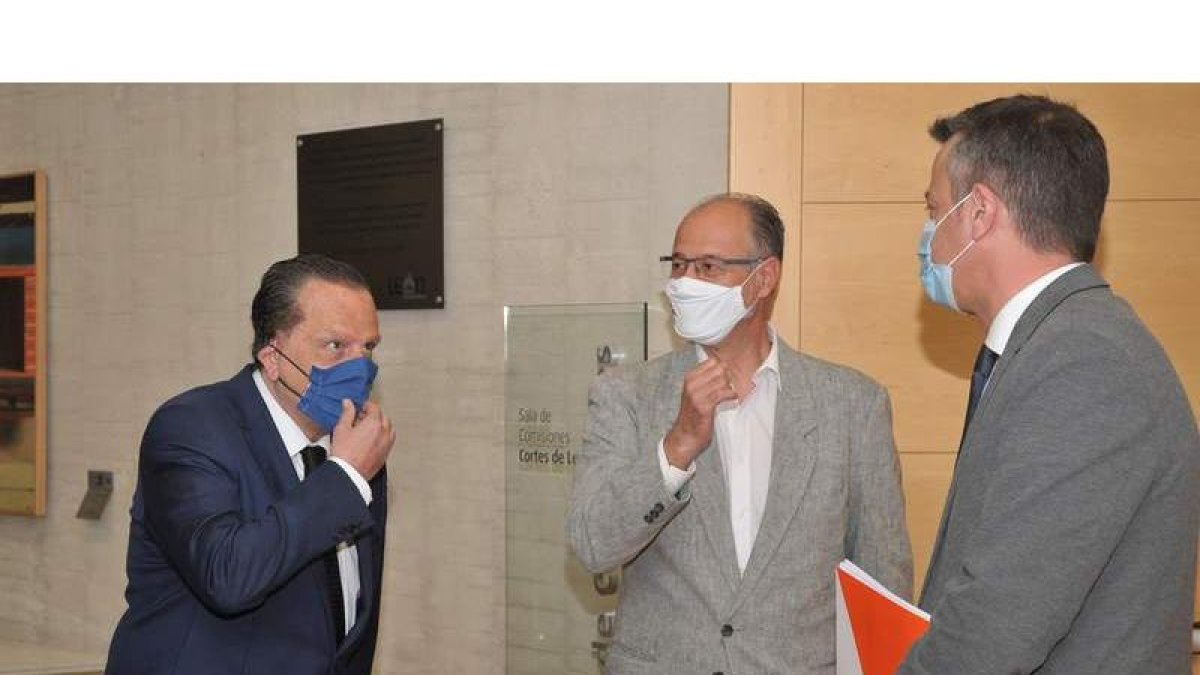 Mario Amilivia y Luis Fuentes ayer, con mascarillas, antes de la comisión de Cuentas. CORTES DE CYL
