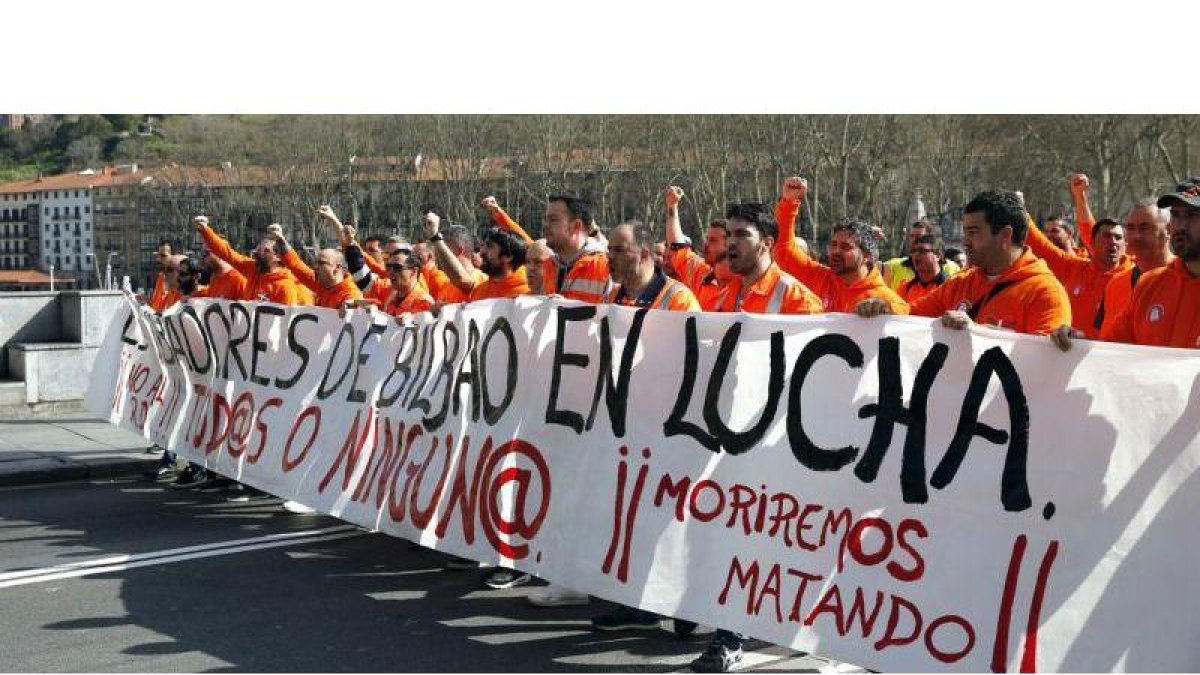 Estibadores del puerto de Bilbao, se han solidarizado con los estudiante acompañándoles en la manifestación que ha recorrido las calles de la capital vizcaína.