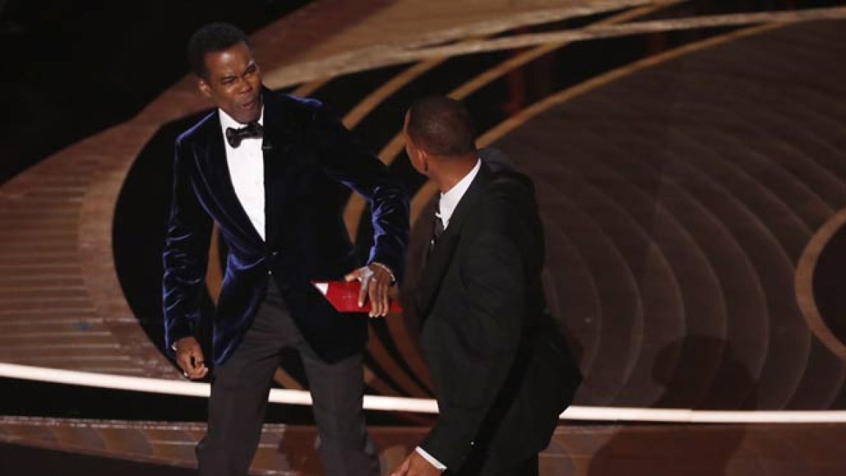 Will Smith golpea a Chris Rock, conductor de la gala de los Oscar, en el escenario del Dolby Theater. EFE/EPA/ETIENNE LAURENT
