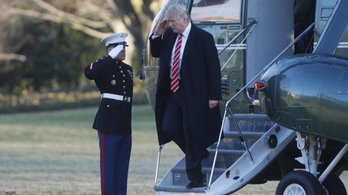 Trump llega con el helicóptero presidencial a la Casa Blanca.