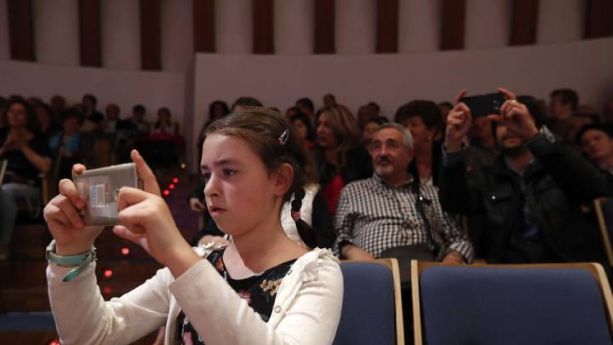 Una niña saca una fotografía durante el homenaje a los mayores del año pasado.