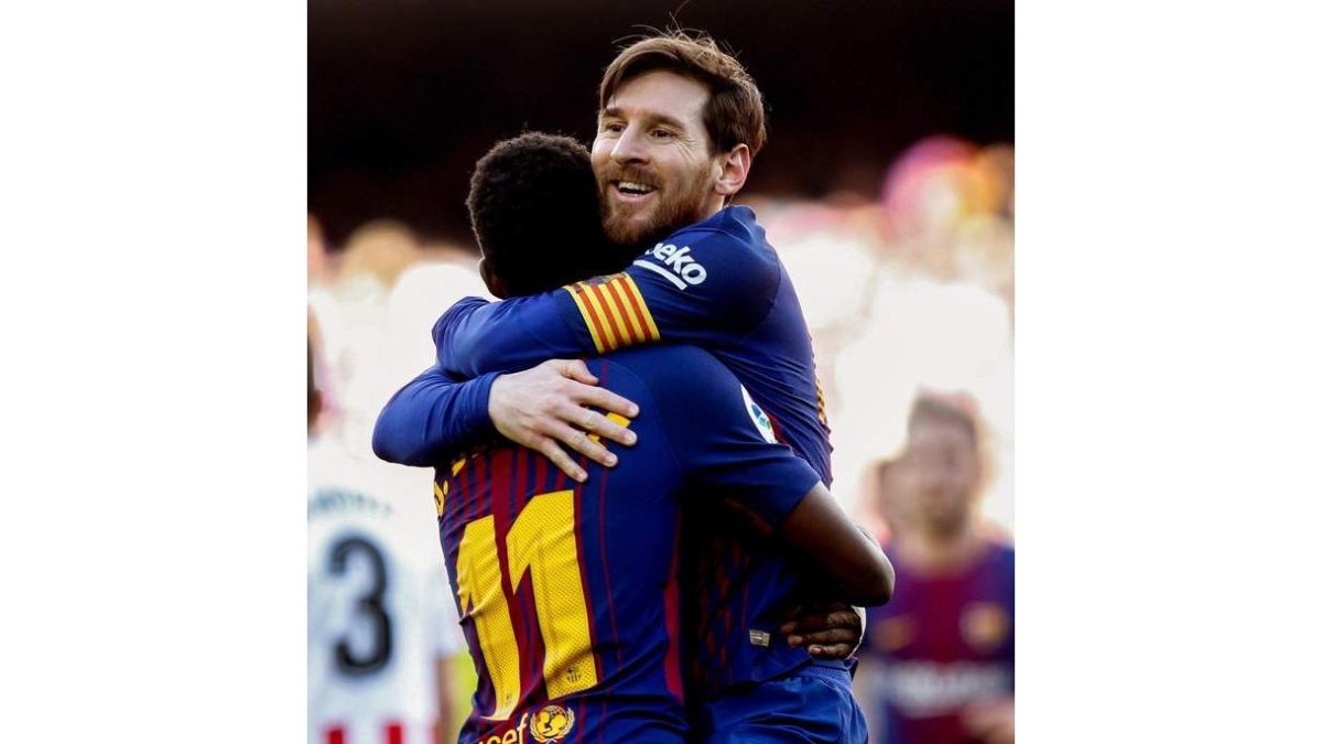 Messi celebra su gol con el delantero francés Dembélé durante el partido contra el Athletic. QUIQUE GARCÍA