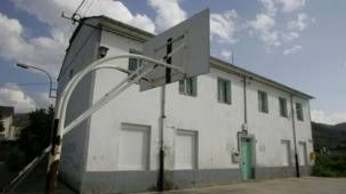Edificio de la escuela donde está ubicada la vivienda que se ofrece de forma gratuita en Villalibre